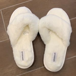 New white furry Aerosoles slipper, size 6-1/2-7-1/2